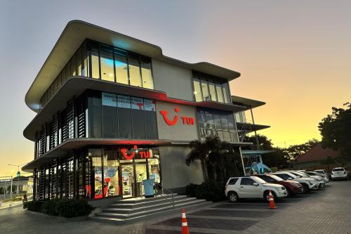TUI Curacao viert nieuwe verdieping en restyling reisbureau