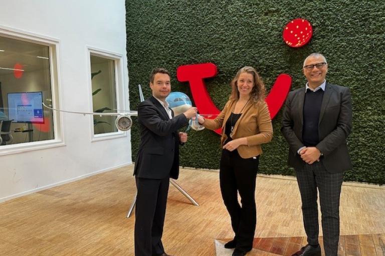 TUI fly doneert Boeing-trainingsdeur aan Albeda Rotterdam The Hague Airport College
